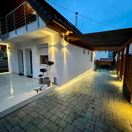 Felix House Case de vacanță